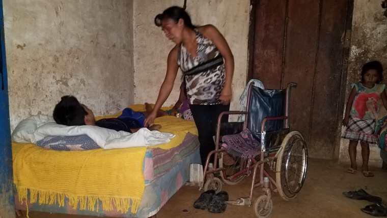 Uno de los hijos de Reyna Lucía Nolasco Salvador tiene problemas para movilizarse. (Foto Prensa Libre: Alexánder Coyoy)