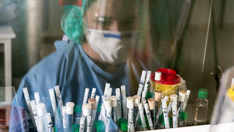 Científicos de todo el mundo trabajan para desarrollar una vacuna que frene el coronavirus. (Foto Prensa Libre: EFE)