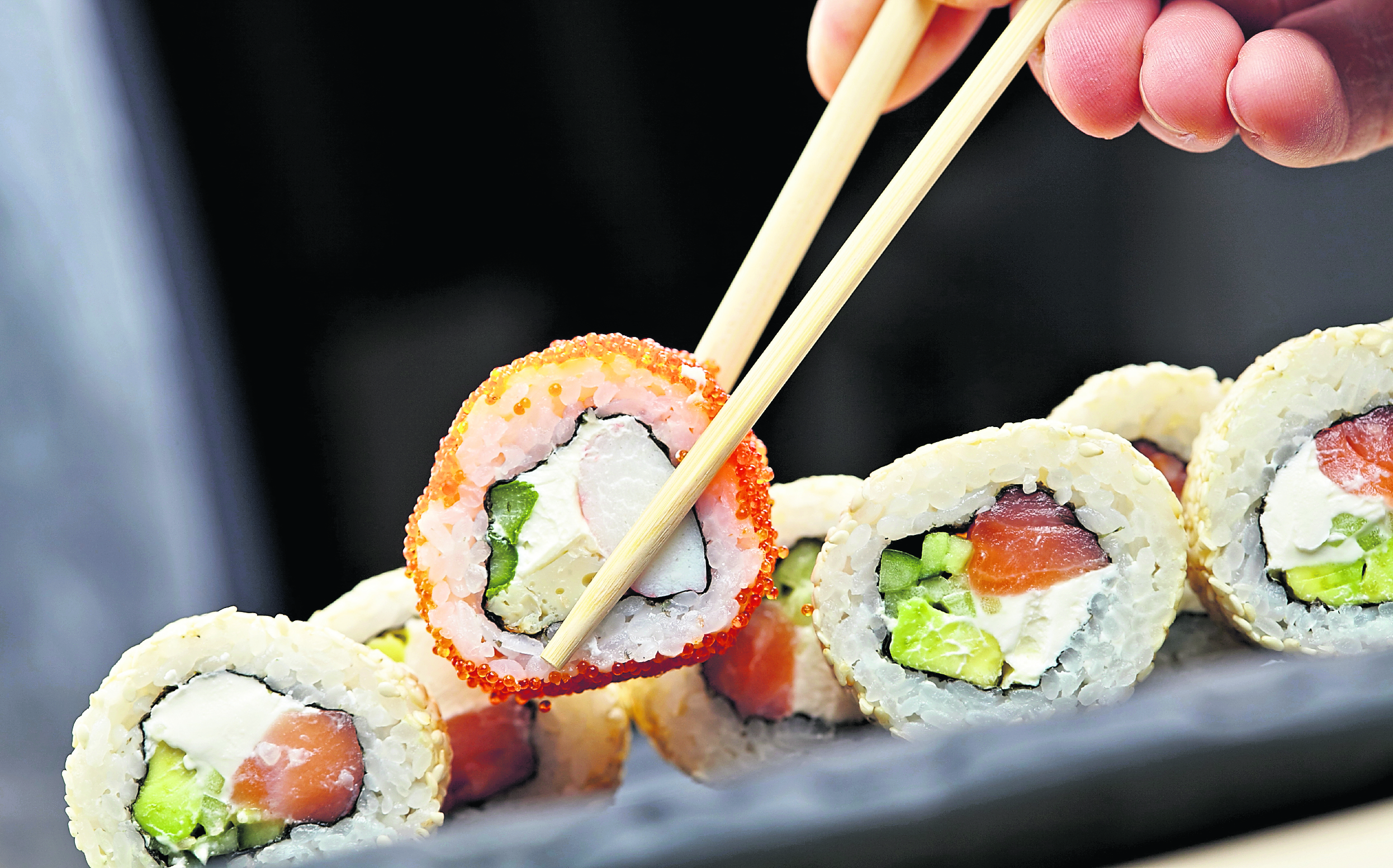 El sushi es un platillo japonés que provoca una experiencia de sabor y textura en los comensales.  (Foto Prensa Libre: Shutterstock). 