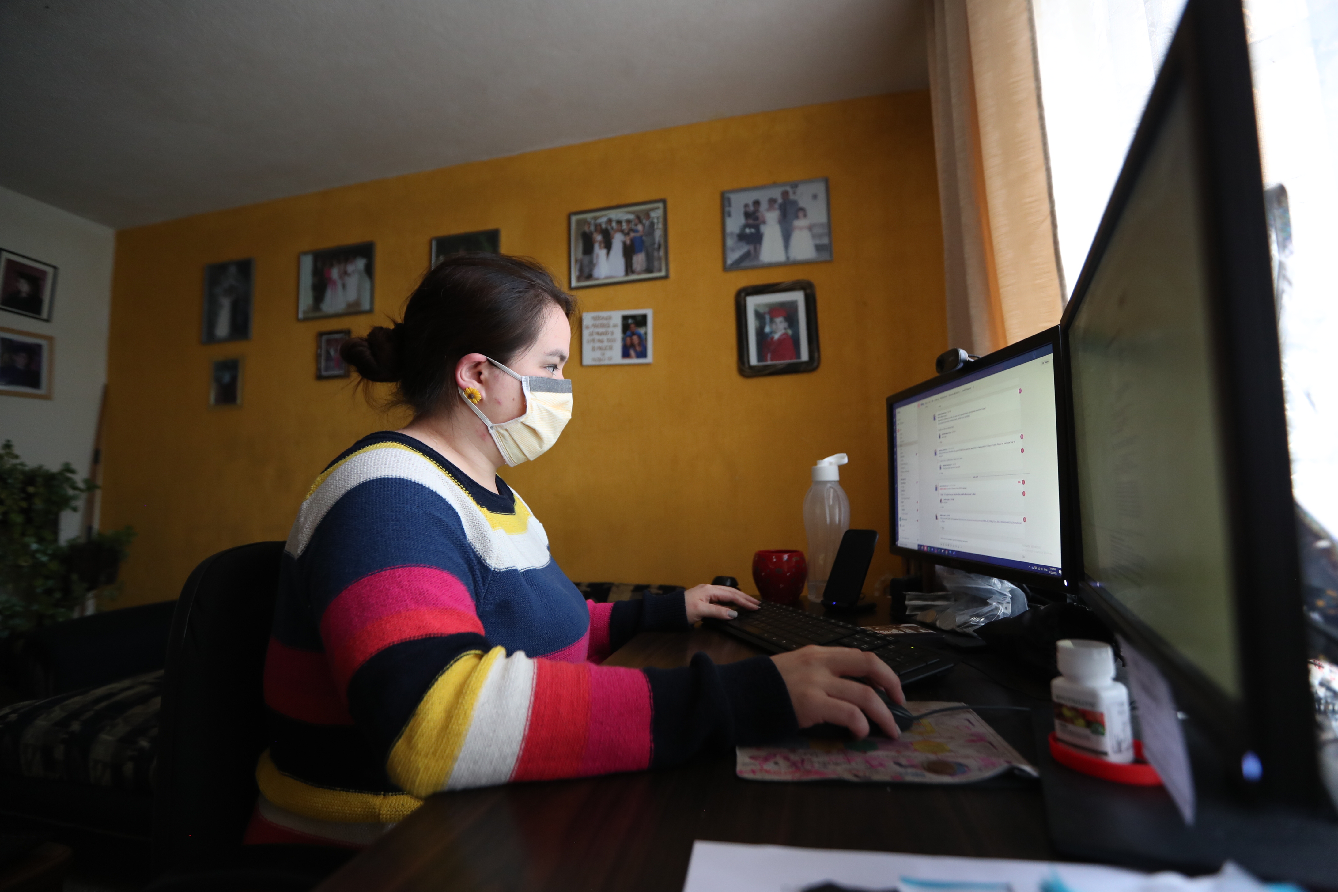 Jóvenes que trabajan desde casa sufren estrés y preocupación con la incertidumbre del momento en que habrá un apagón. (Foto Prensa Libre: María Longo) 