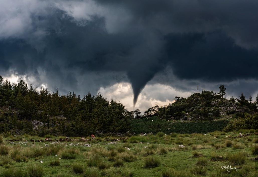 Imagen del embudo de aire en Chiantla, Huehuetenango. (Foto Prensa Libre: Abel Juárez. Tomada de Meteorología GT). 