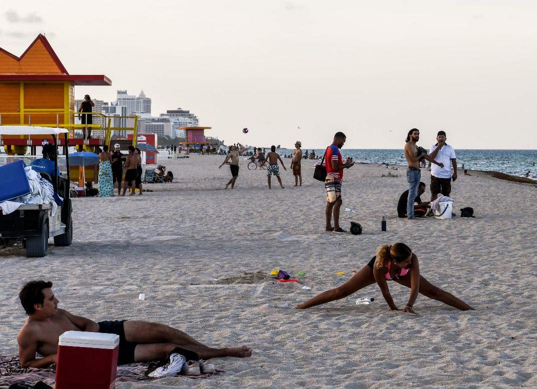 La gente disfruta de la playa en Miami Beach, Florida, pese a que los casos de coronavirus van en aumento en todo el sur y el oeste de los EE. UU. (Foto Prensa Libre: AFP)