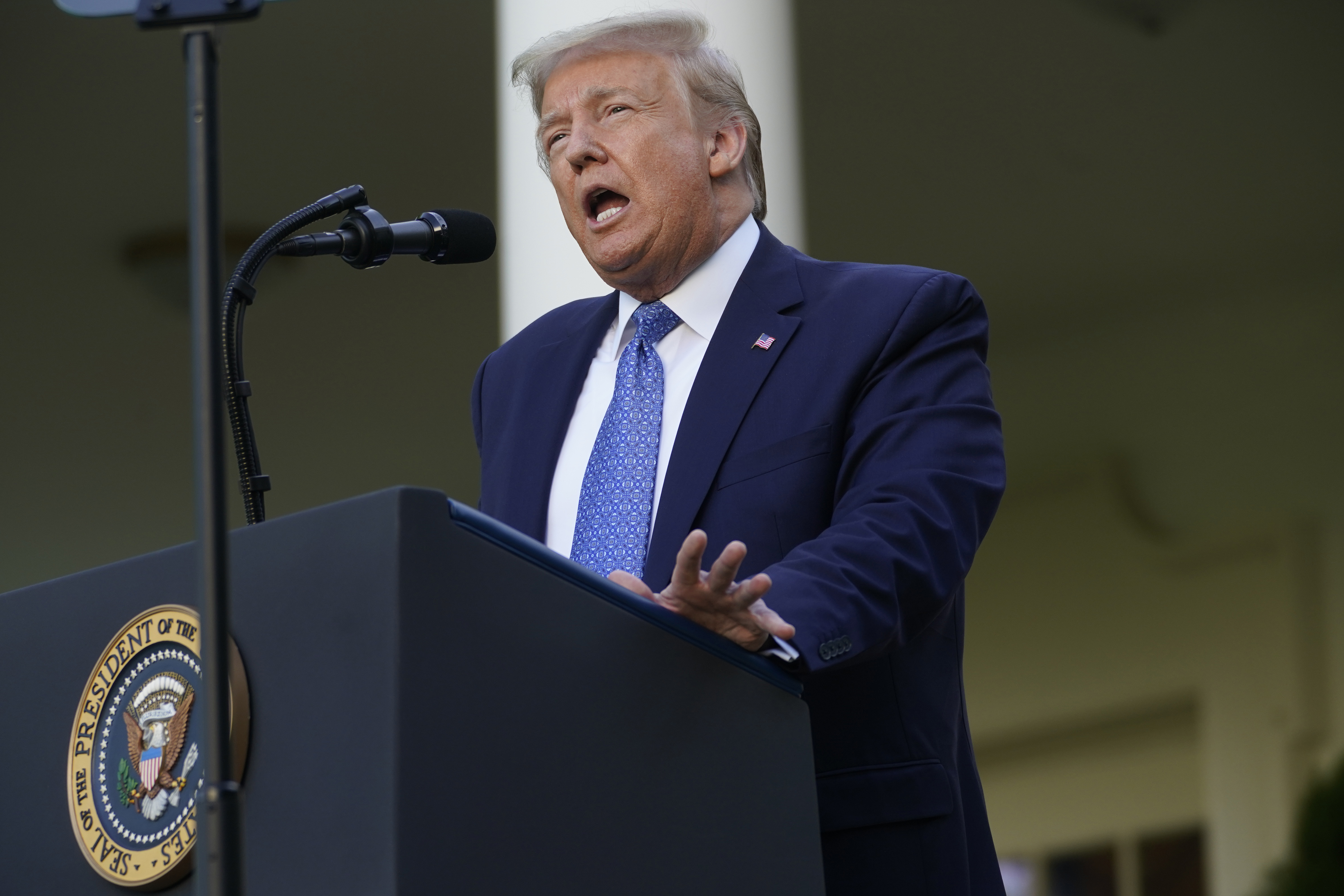El presidente Donald Trump habla en el Jardín de las Rosas de la Casa Blanca en Washington, el 1.° de junio de 2020. (Foto Prensa Libre: The New York Times)