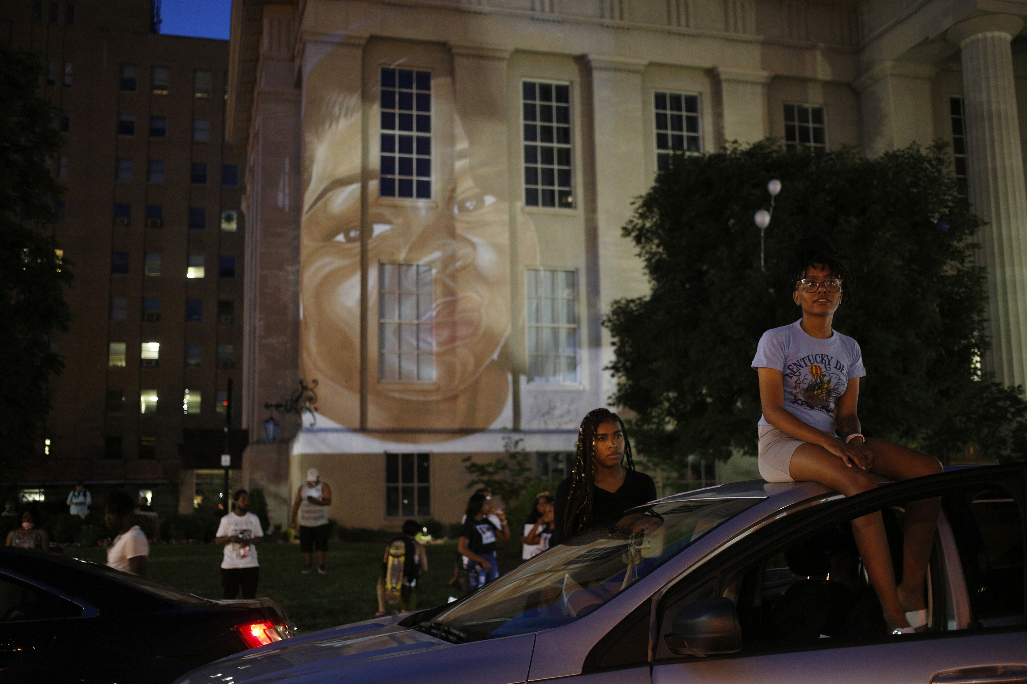 Un retrato de Breonna Taylor es proyectado en el ayuntamiento durante una manifestación en Louisville, Kentucky, el 6 de junio de 2020. (Luke Sharrett/The New York Times)
