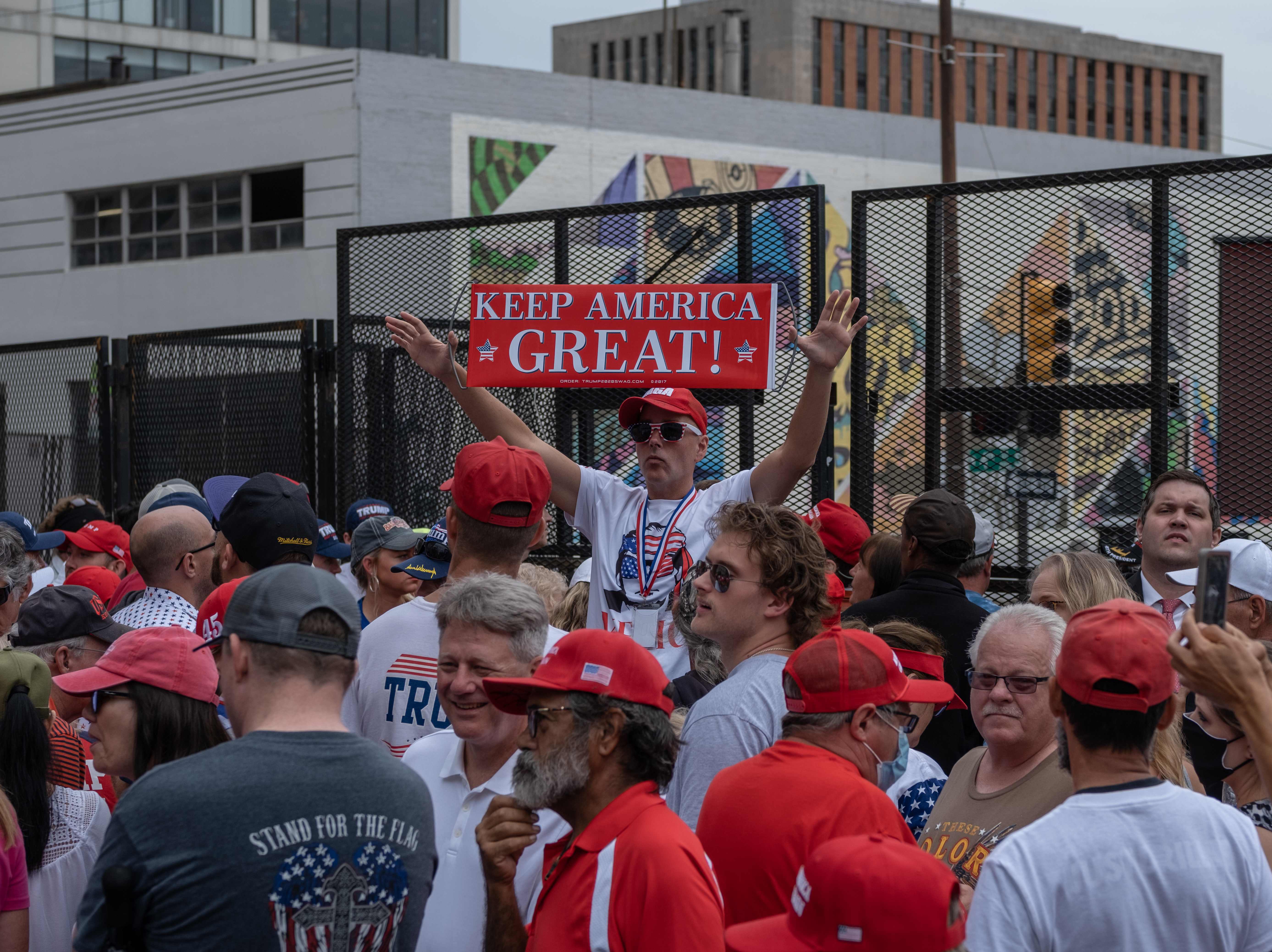Estadounidenses simpatizantes de Donald Trump, el sábado, antes de un mitin en Tulsa, Oklahoma. (Foto Prensa Libre: AFP)