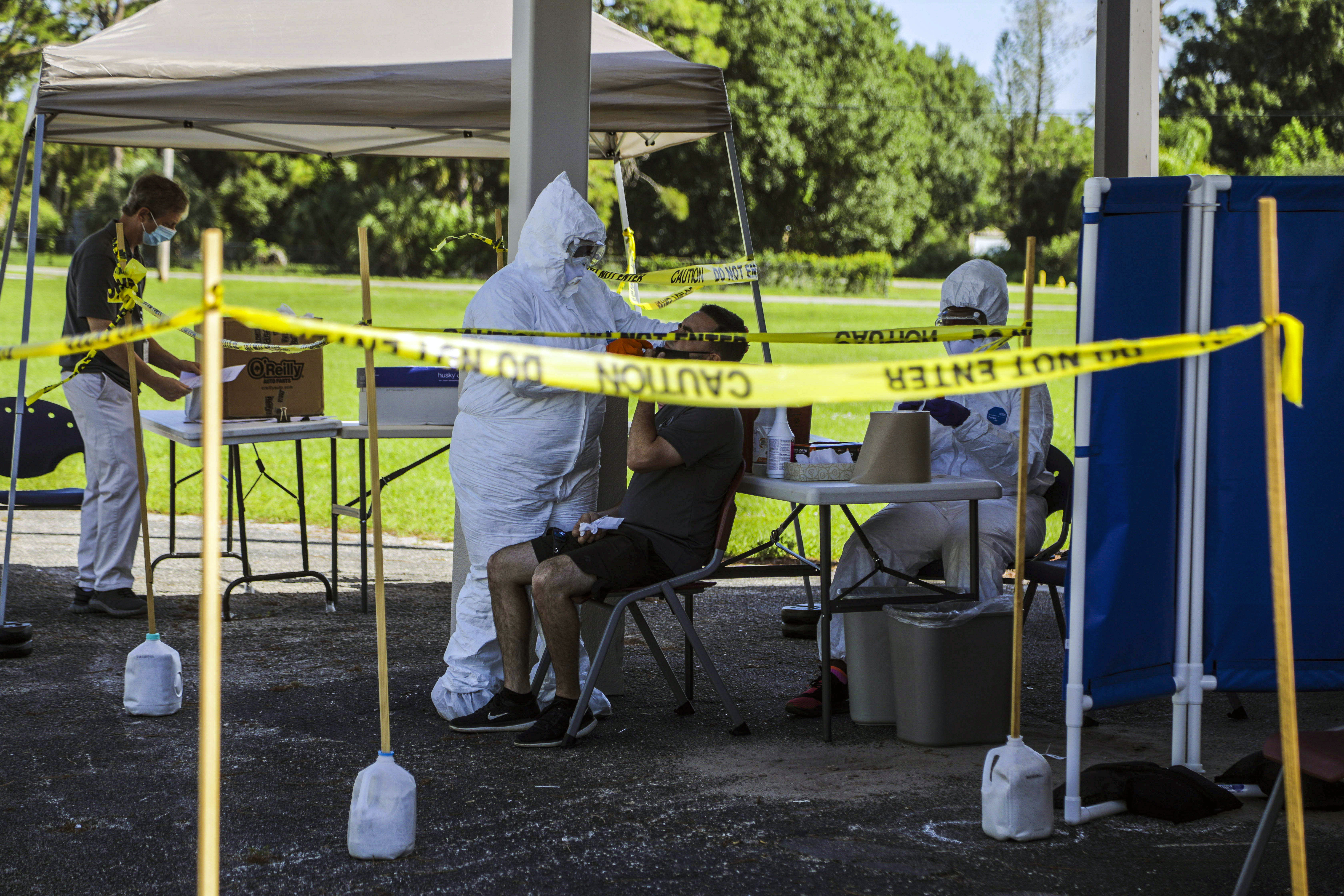 En un centro para la realización de pruebas en Immokalee, Florida, se le realiza una prueba de coronavirus a un hombre, el 12 de junio de 2020. (Saul Martinez/The New York Times)
