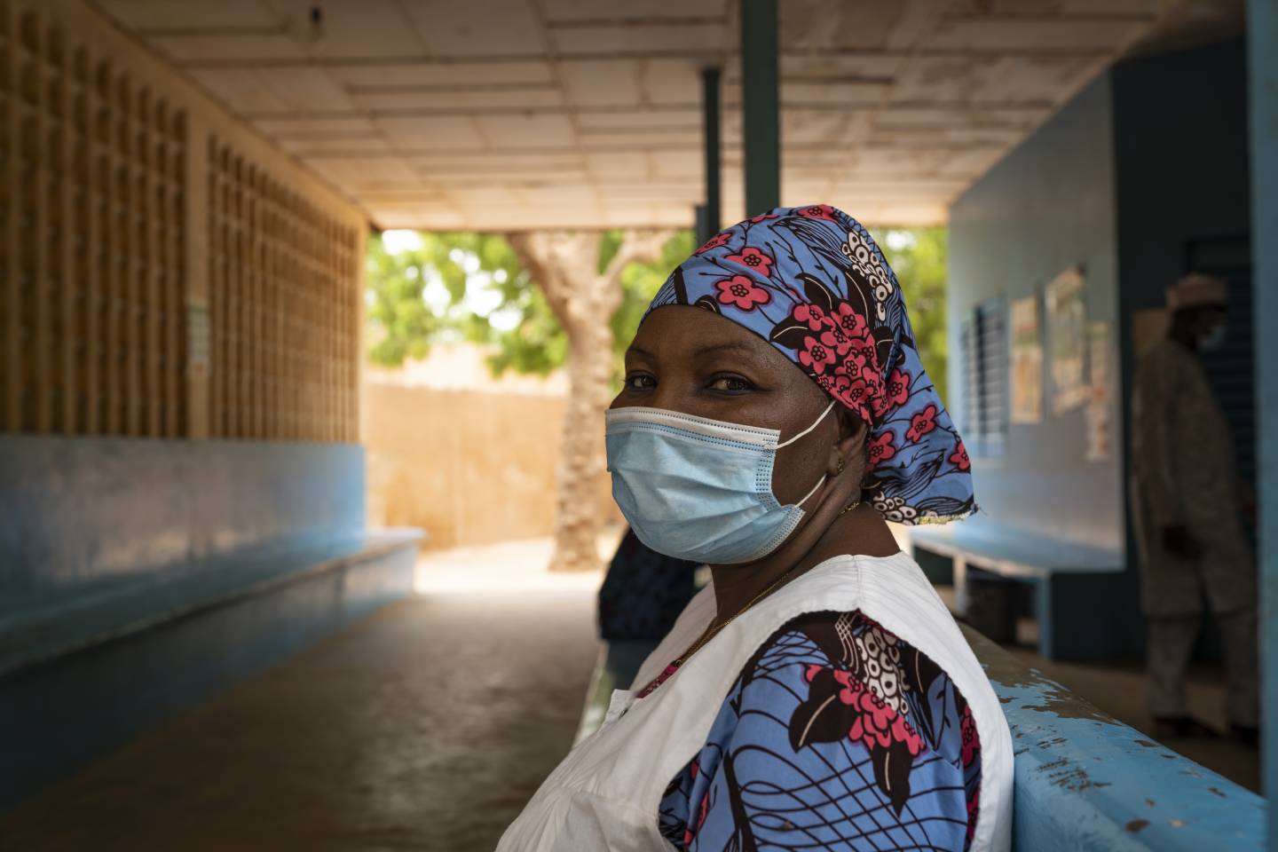 En una foto de UNICEF, Hawa Hamadou, trabajadora de la salud, en el centro de salud de Gamkale en Niamey, Níger, el 26 de mayo de 2020. Hamadou dijo que ha visto una disminución en las visitas de las madres, que tienen miedo de llevar a sus hijos a vacunarse. (UNICEF a través de The New York Times)