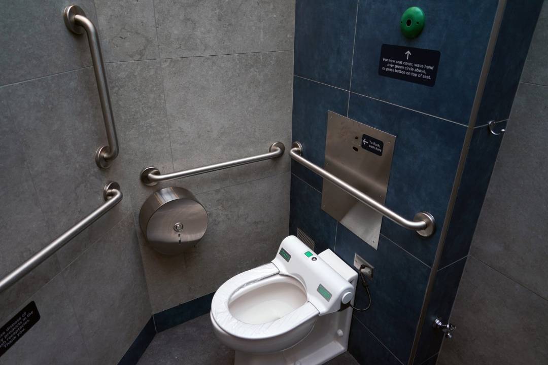 Un baño público en Nueva York el 28 de enero de 2020. Los científicos descubrieron que descargar un inodoro puede generar una nube de gotas de aerosol que se eleva casi tres pies. (Chang W. Lee / The New York Times)