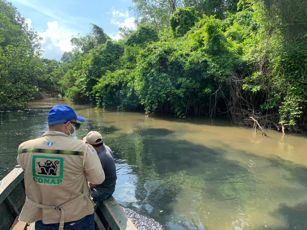 Personal de Conap verificó que el agua está contaminada en una parte del Río Ocosito. (Foto Prensa Libre: Cortesía Conap) 