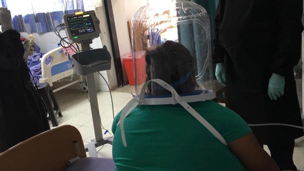 Un paciente utiliza una de las escafandras donadas por Fundesa. (Foto Prensa Libre: Cortesía Fundesa)