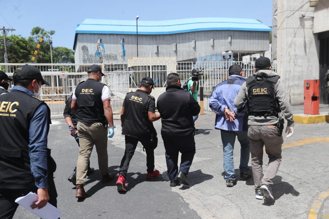 Capturados por fiesta en Tienda O3 son trasladados a la Torre de Tribunales. Deberán esperar audiencia de primera declaración. Foto: Érick Ávila. 