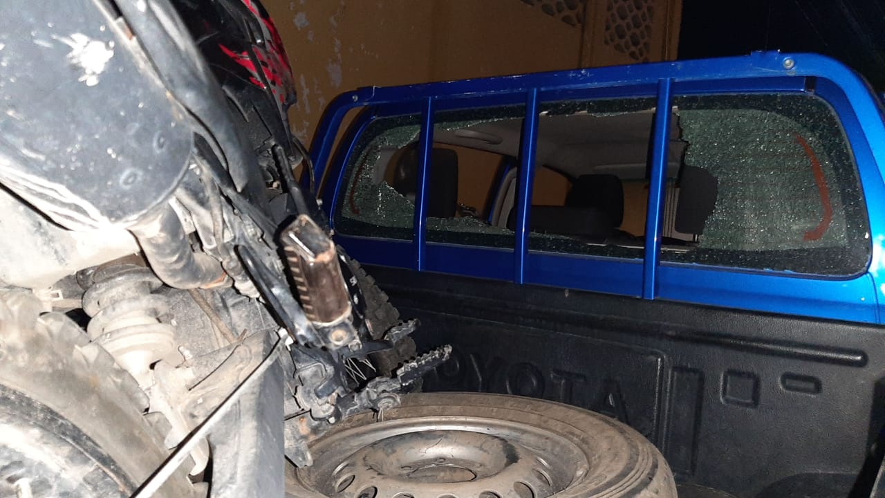 Así quedó una de las patrullas de la PNC que resultaron con daños en un altercado con vecinos en Zacapa. (Foto Prensa Libre: Wilder López)