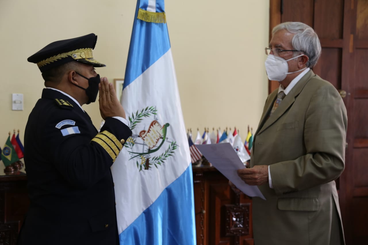 José Tzubán es juramentado como director de la PNC. (Foto Prensa Libre: Ministerio de Gobernación).