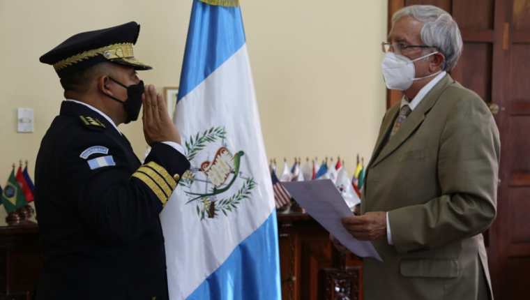 José Tzubán es juramentado como director de la PNC. (Foto Prensa Libre: Ministerio de Gobernación).