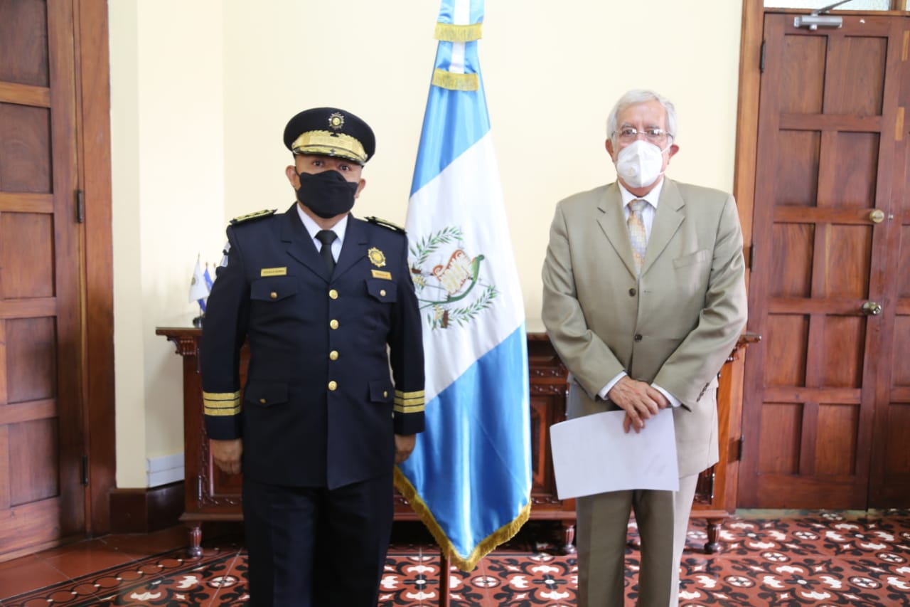José Tzubán y el ministro Oliverio García Rodas. (Foto Prensa Libre: Ministerio de Gobernación).