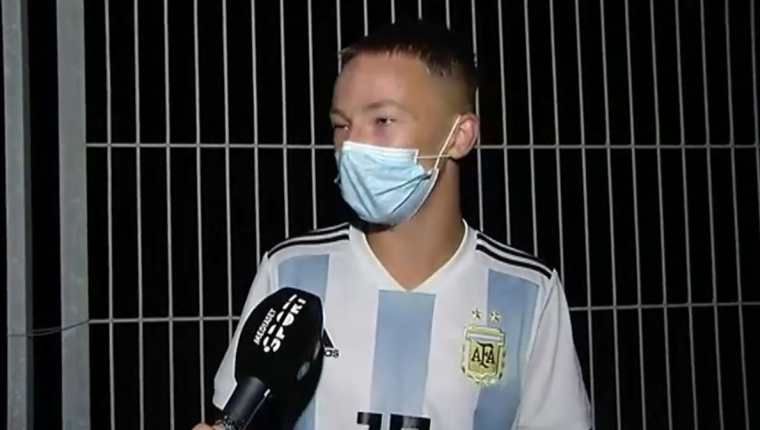 El aficionado que ingresó a la cancha en Mallorca para tomarse una foto con Messi explica cómo lo hizo. (Foto Prensa Libre: Captura video Deportes Cuatro)