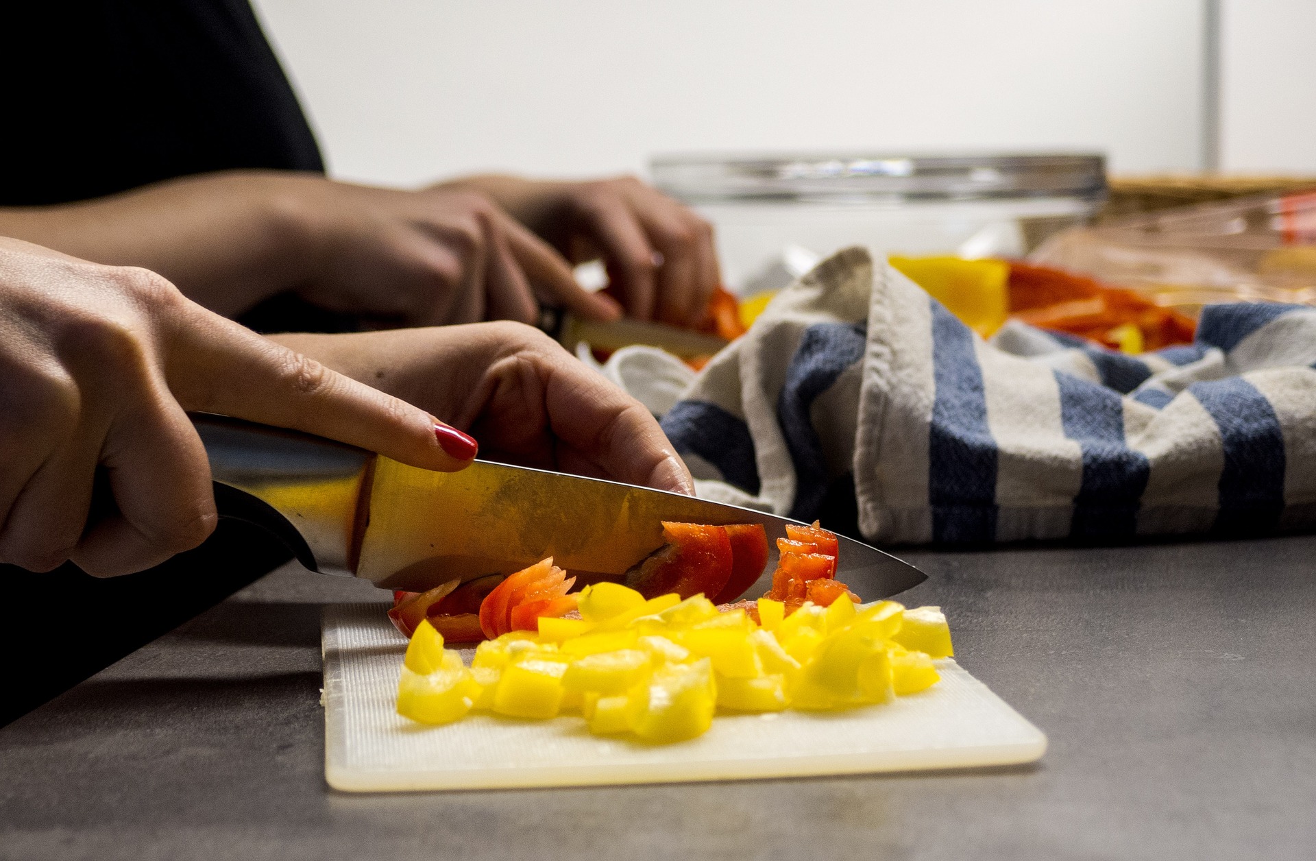 Uno de los eslabones en la cadena de seguridad alimentaria lo constituye la preparación de los alimentos en el hogar. Foto Prensa Libre: Marvorel Pixabay