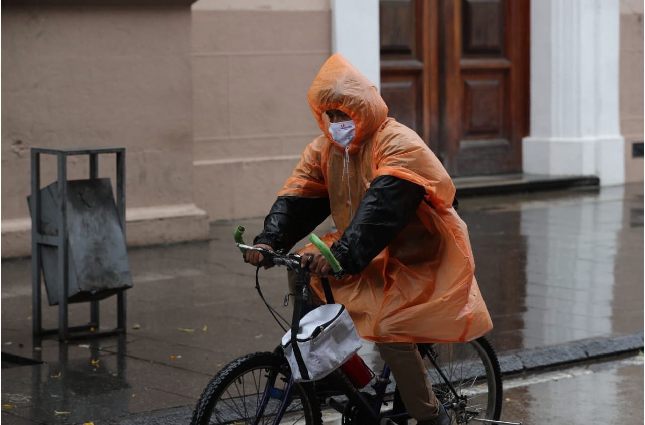 Los guatemaltecos han pasado una semana en la que se debieron proteger de la lluvia y el coronavirus. (Foto Prensa Libre: Érick Ávila)