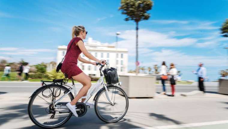 Una ciclista por las calles de Valencia. (Foto Prensa Libre: The Conversation)
