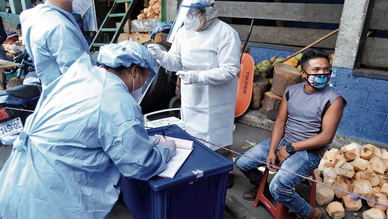Guatemala en promedio diario practica 740 diagnósticos de Covid-19 y expertos señalan que es insuficiente. (Foto Prensa Libre: Hemeroteca PL) 
