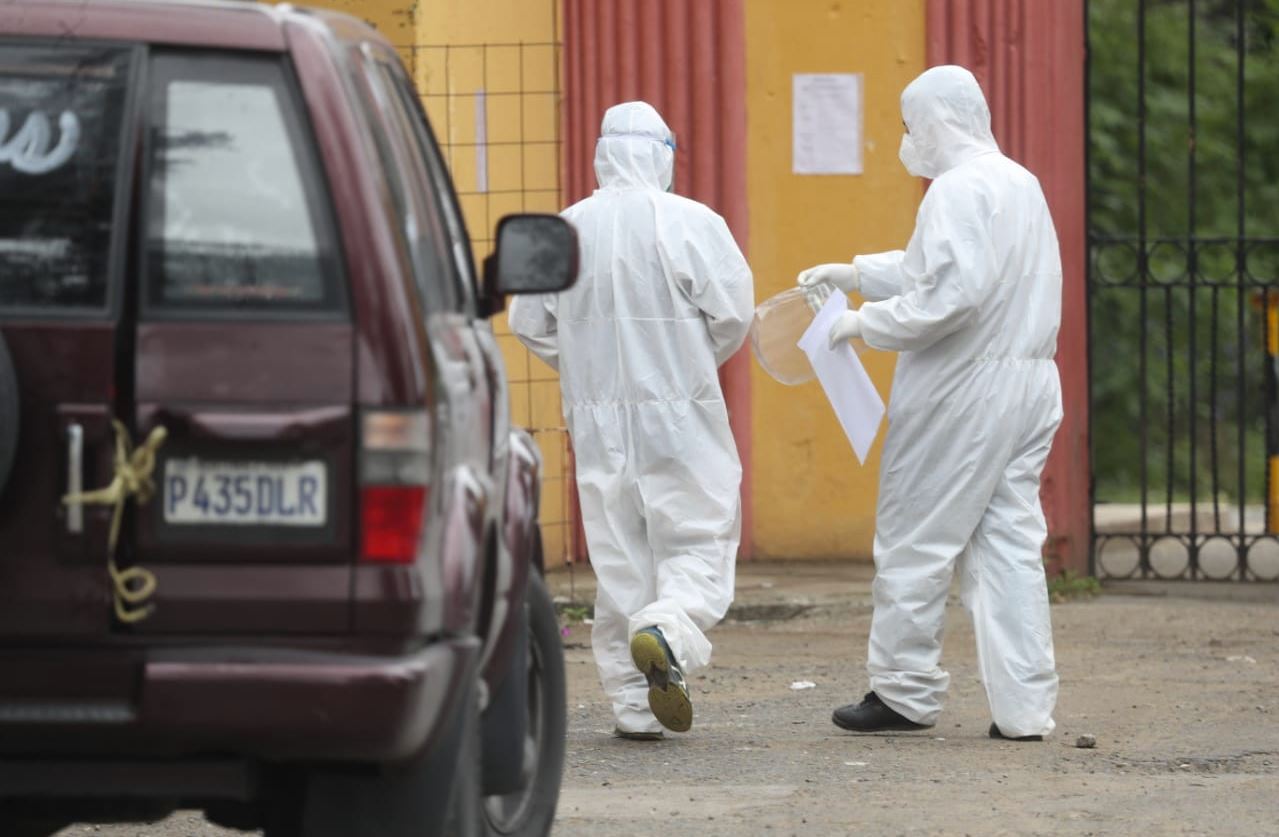 El personal sanitario y de funerarias debe utilizar trajes de protección para evitar contagios. (Foto Prensa Libre: Érick Ávila)