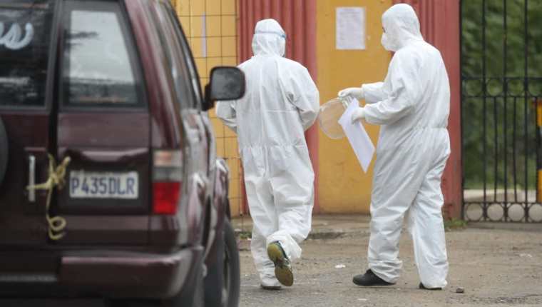 El personal sanitario y de funerarias debe utilizar trajes de protección para evitar contagios. (Foto Prensa Libre: Érick Ávila)