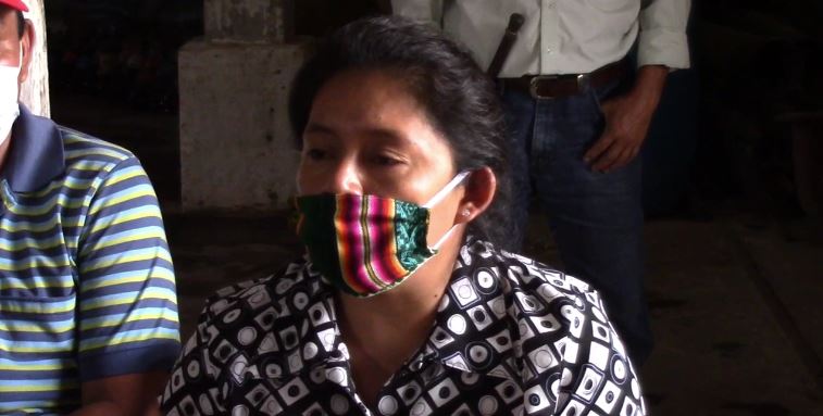 Esperanza Carrillo denunció que su hermano que murió de covid-19 fue enterrado en un basurero a petición de un grupo de vecinos en Chocolá, San Pablo Jocopilas, Suchitepéquez. (Foto Prensa Libre: Marvin Túnchez) 