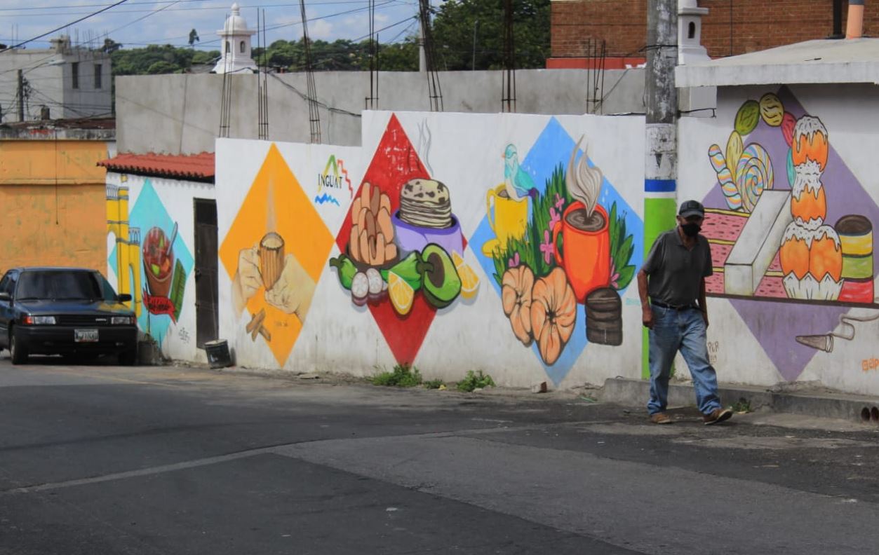 El uso de mascarilla es lugares público es recomendado para evitar los contagios. (Foto Prensa Libre: Esbin García)