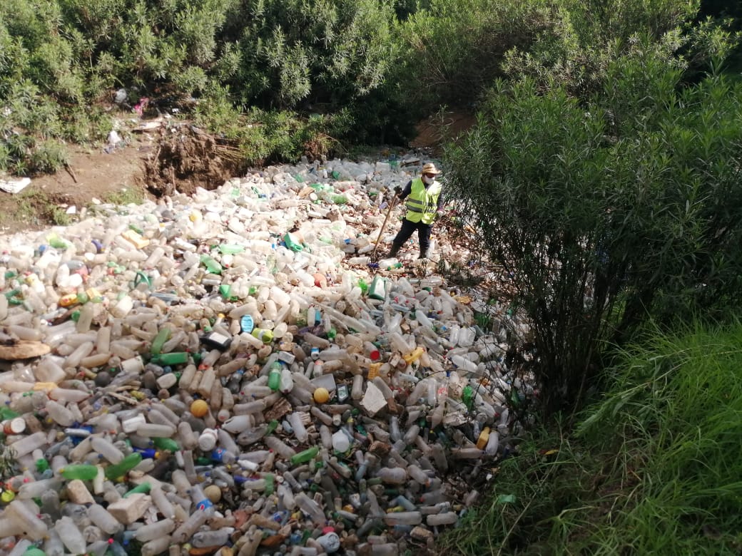 La basura formó una presa en el río Xequijel. (Foto Prensa Libre: Ministerio de Ambiente)