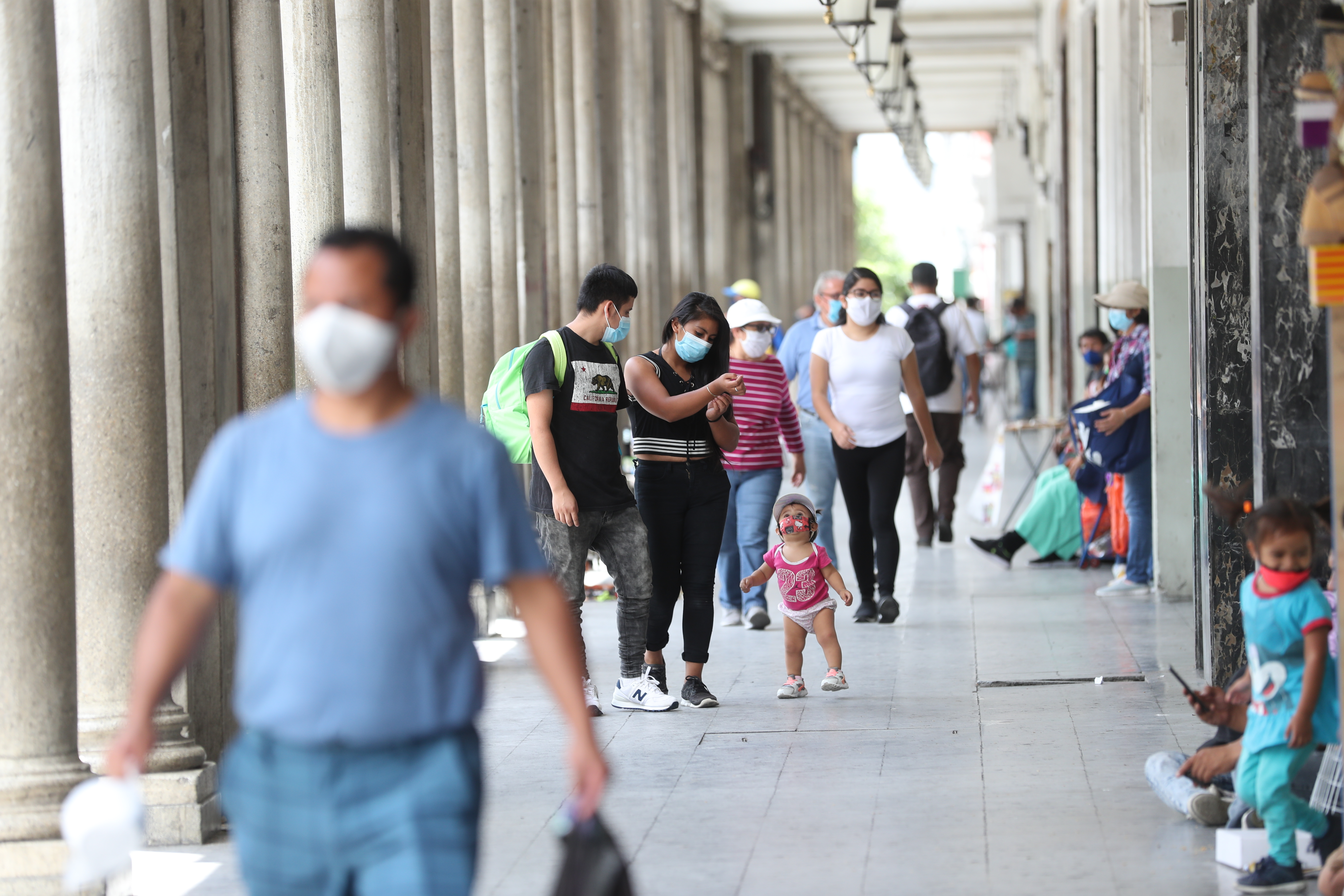 Guatemaltecos usan mascarilla para trabajar y trámites personales durante la pandemia del coronavirus. (Foto Prensa Libre: Érick Ávila)
