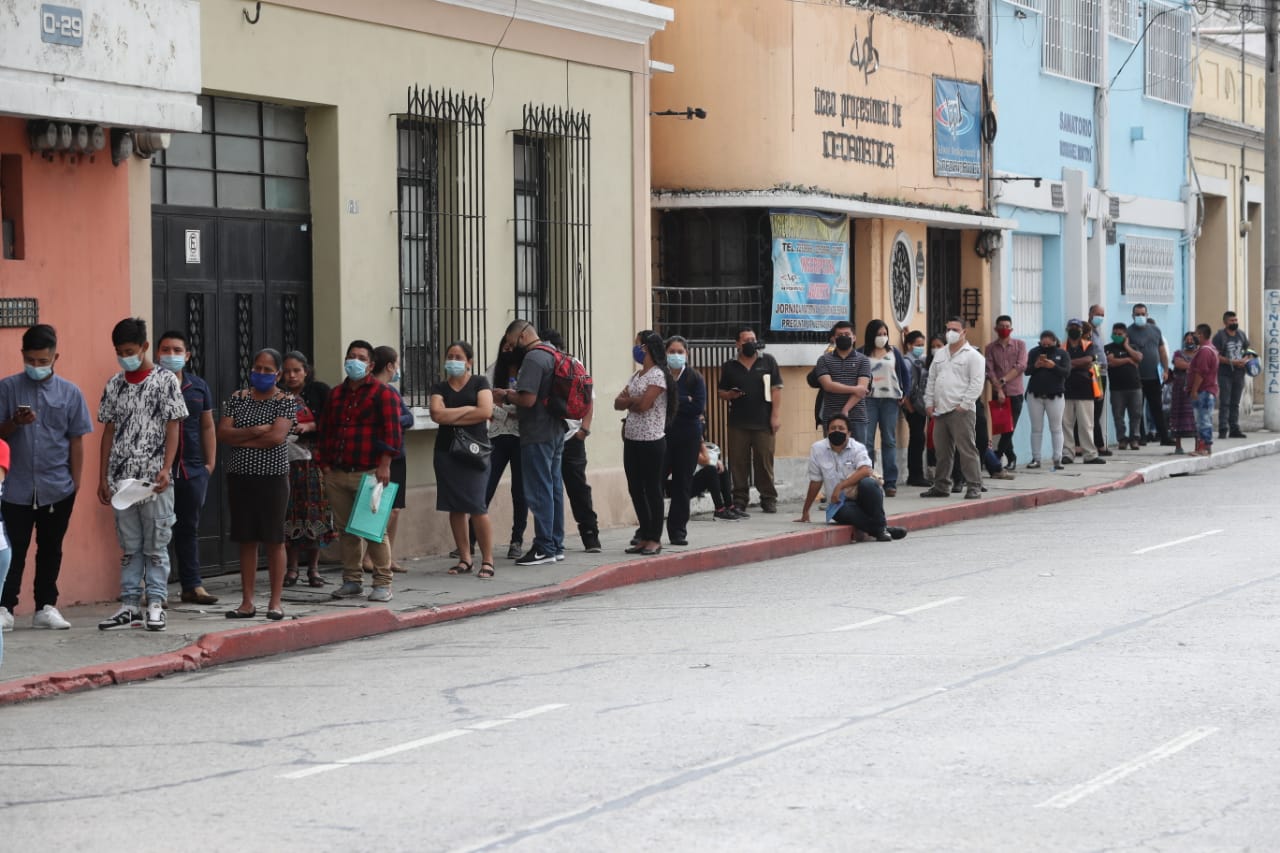 Personas hacen largas filas en la zona 1 capitalina de Guatemala para hacer trámites. (Foto Prensa Libre: Érick Ávila)