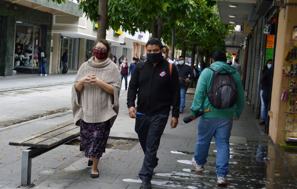 El uso de mascarilla y las medidas de prevención continúan vigentes para evitar la propagación del virus.   (Foto Prensa Libre: María Reneé Gaytán)