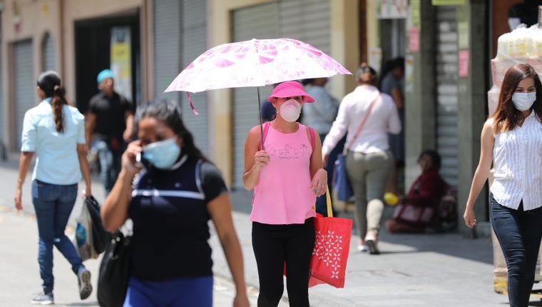 En Guatemala se mantiene el uso de la mascarillas para prevenir contagios de coronavirus. (Foto Prensa Libre: Hemeroteca PL). 