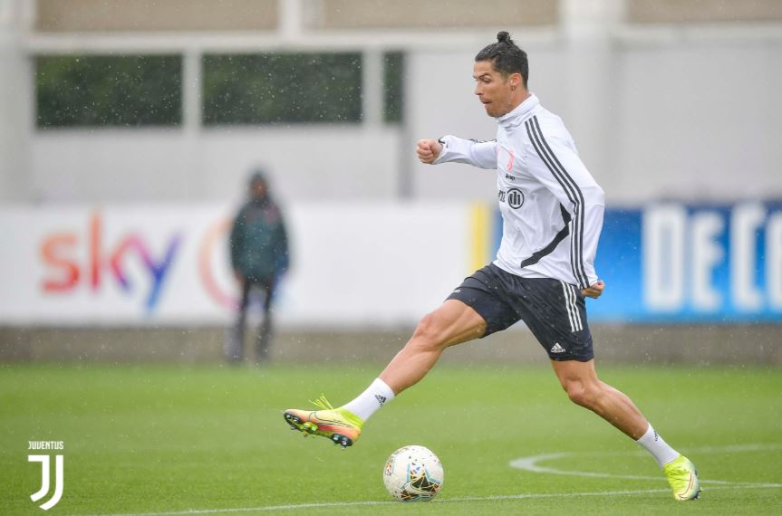 Cristiano Ronaldo, durante una de las prácticas de la Juventus de Turín. (Foto Prensa Libre: Twitter Juventus FC)