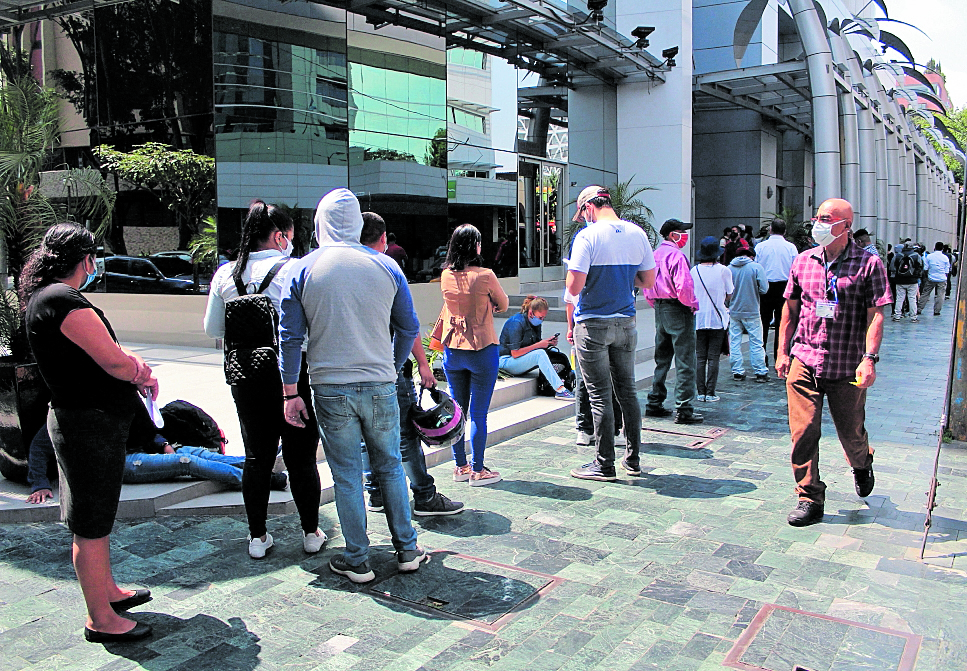 Personas esperan a ser atendidas en la agencia de la SAT ubicada en Dubai Center, zona 10. (Foto Prensa Libre: Hemeroteca).