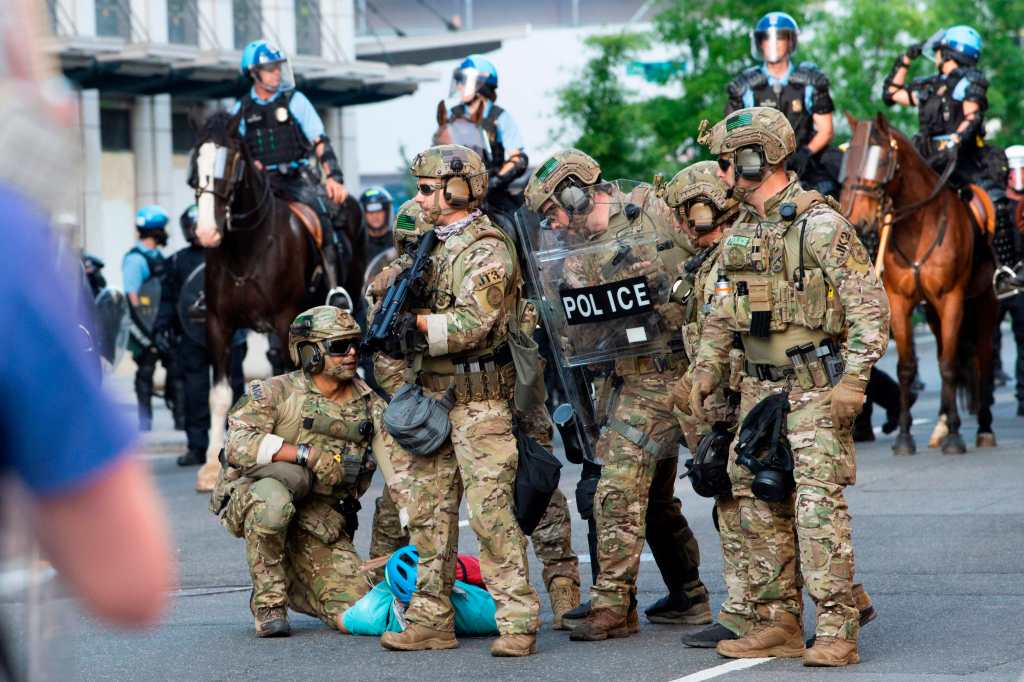 Fotogalería militares y policías lanzan bombas