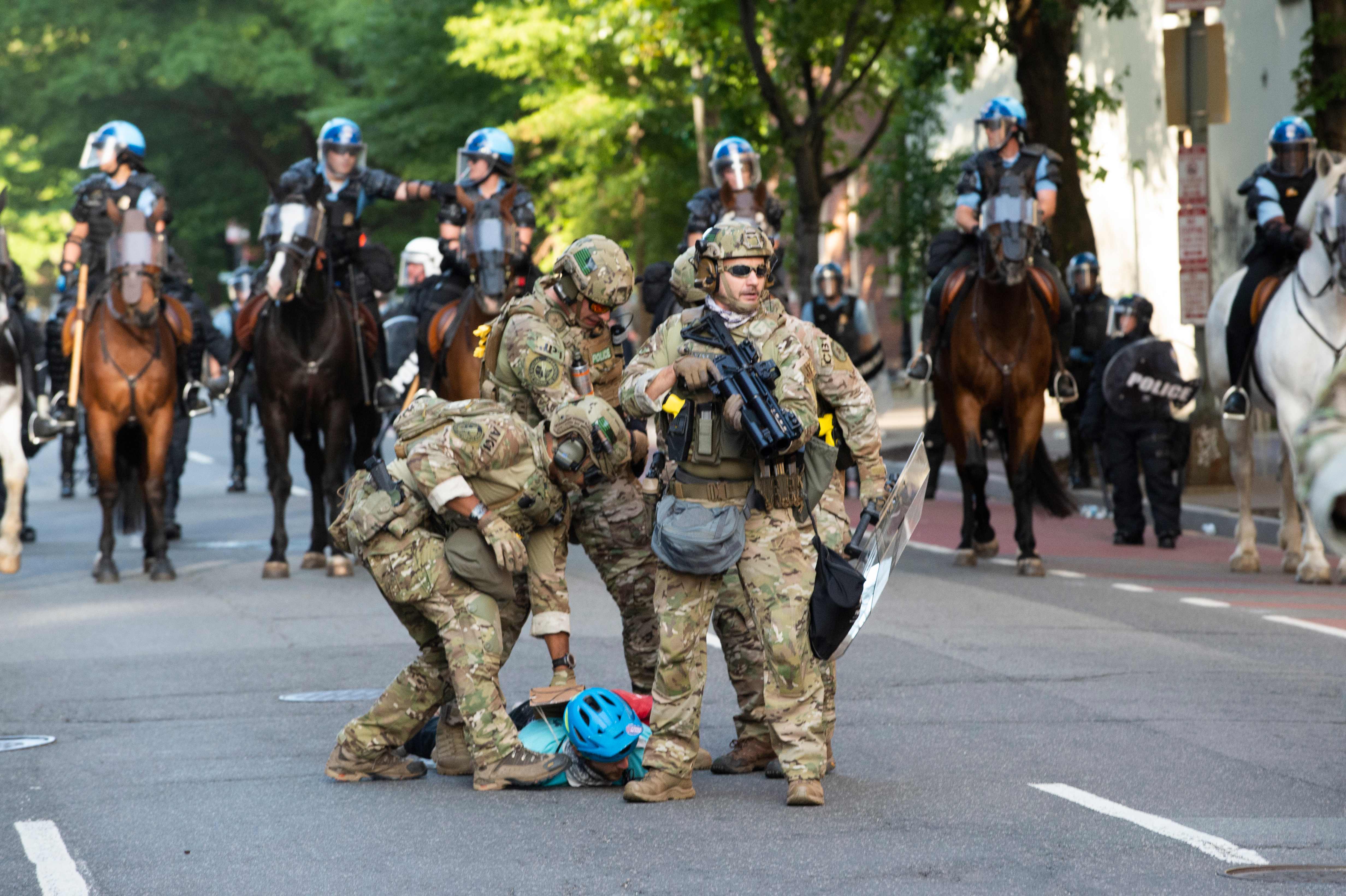 La policía militar arresta a un manifestante frente a la Casa Blanca, en Washington DC. (Foto Prensa Libre: AFP)