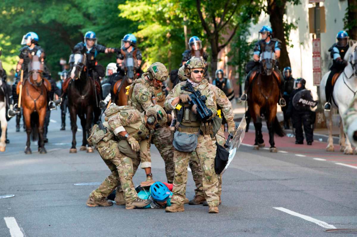 Fotogalería: militares y policías lanzan bombas lacrimógenas contra manifestantes frente a Casa Blanca
