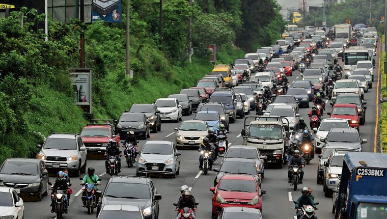 La circulación de vehículos ha sido variable según limitaciones de movilidad o toque de queda.  (Foto Prensa Libre: Hemeroteca PL).
