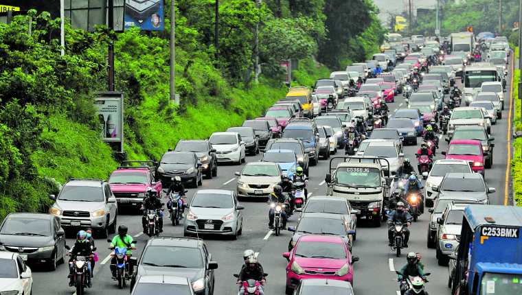 La circulación de vehículos por número de placa empieza el martes 16 de junio. (Foto Prensa Libre: Hemeroteca).