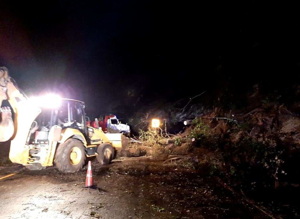 Deslizamiento de tierra en el kilómetro 36.9 de la RN-10 entre Antigua Guatemala y Santa Lucia Milpas Altas. (Foto Prensa Libre: Conred). 