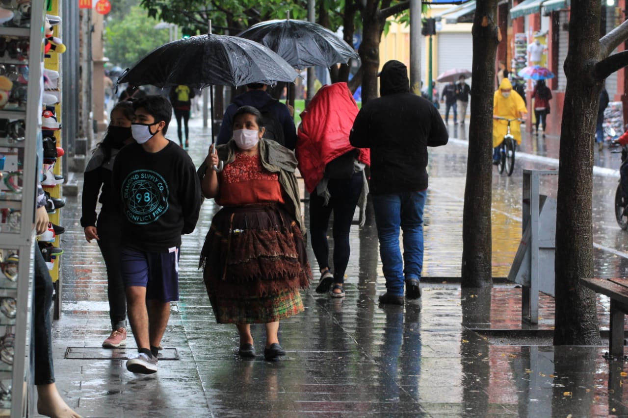 Personas caminan en el Paseo de la Sexta el 2 de junio de 2020. (Foto Prensa Libre: Byron García).