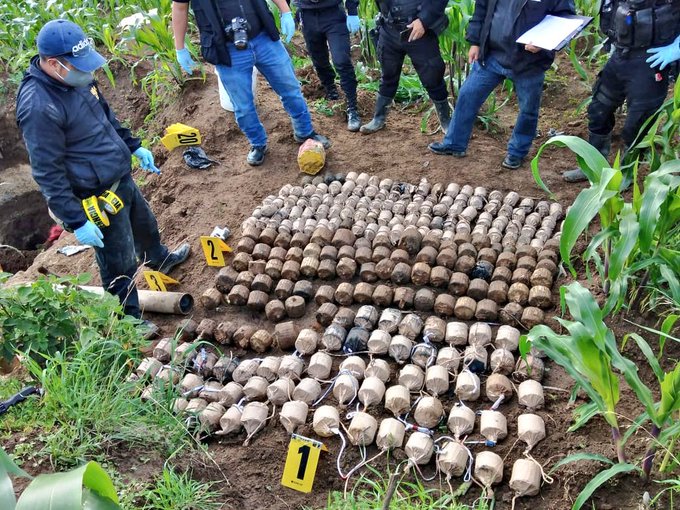 Autoridades observan ilícitos decomisados durante el estado de Sitio en Santa Catarina Ixtahuacán en 2020. (Foto Prensa Libre: Ejército de Guatemala)