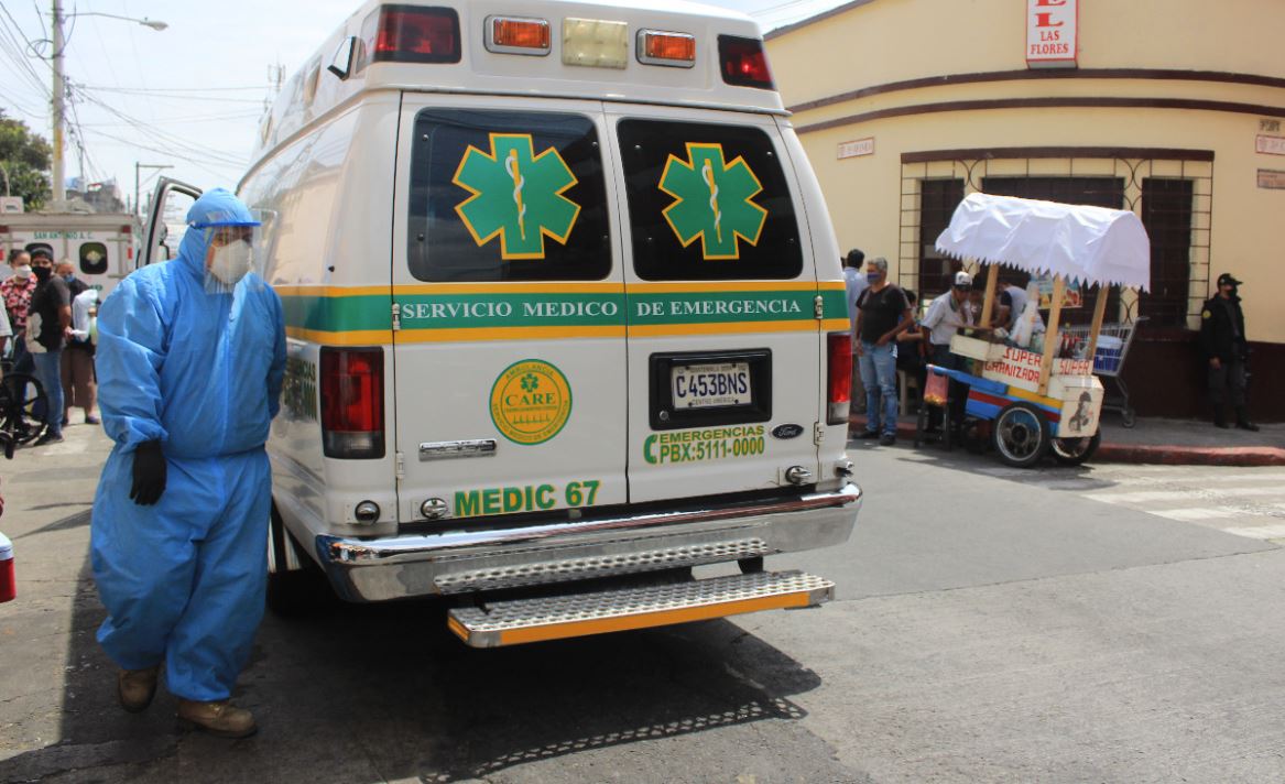 Personal sanitario de los diversos centros de atención médica deben utilizar trajes de protección especial. (Foto Prensa Libre: Byron García)
