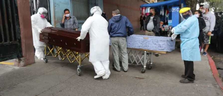 Los muertos por coronavirus son trasladados bajo un estricto protocolo de seguridad. (Foto Prensa Libre: Érick Ávila)