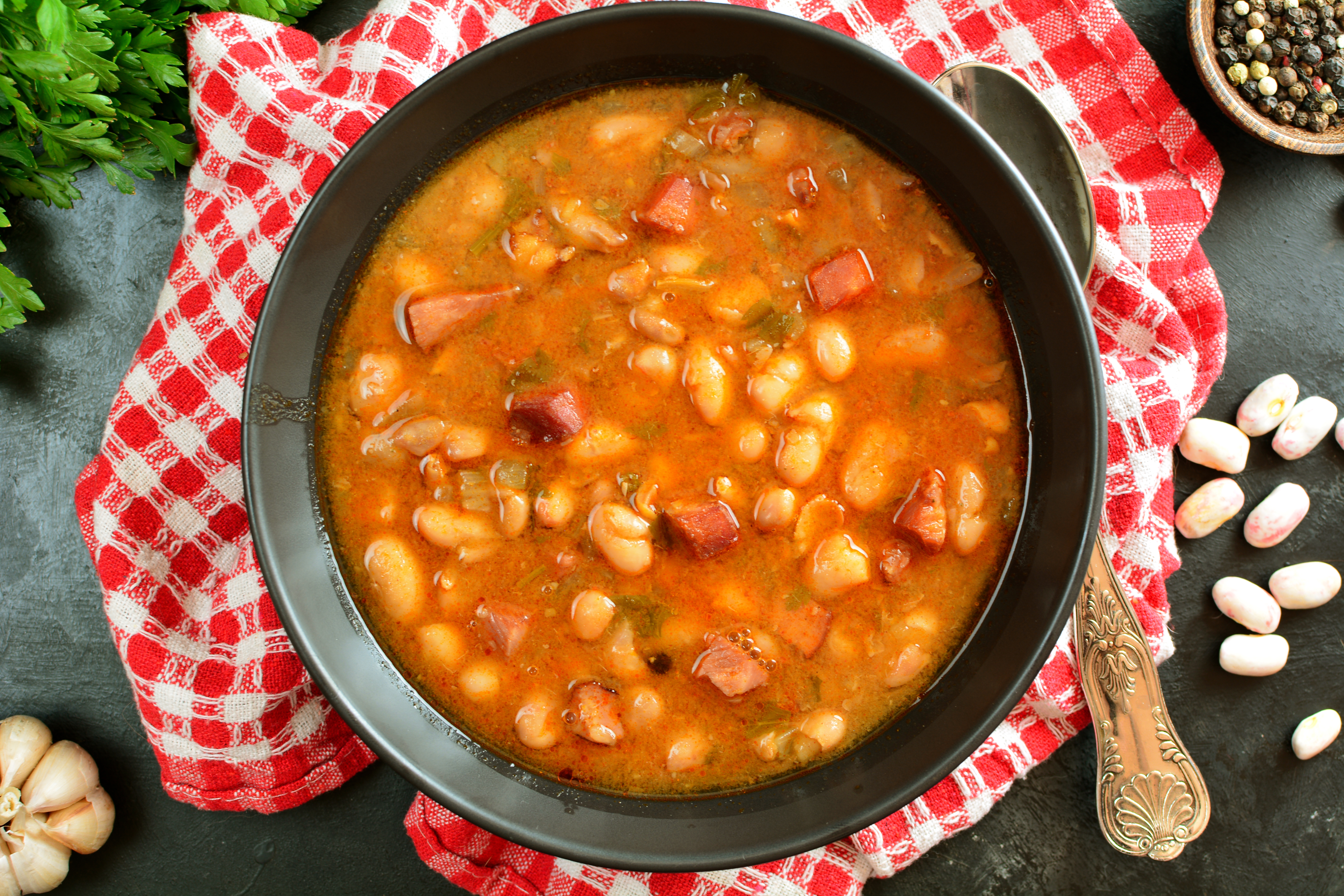 En Guatemala, el frijol negro es el de mayor consumo, pero el blanco y el rojo forman parte de platillos tradicionales de varias regiones. Foto Prensa Libre: ShutterStock