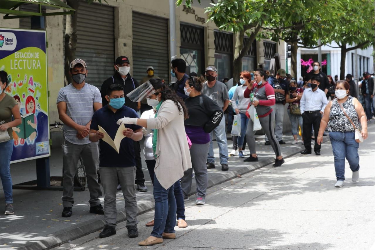 La mascarilla se ha convertido en un accesorio habitual en los espacios públicos. (Foto Prensa Libre: Érick Ávila)