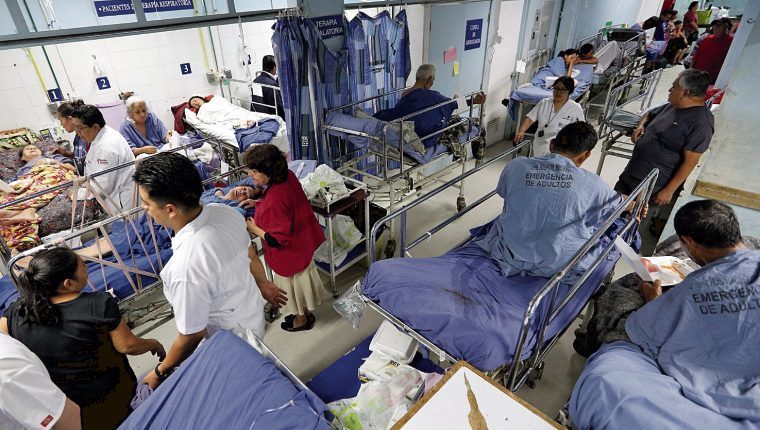 El hospital Roosevelt está al borde del colapso, según los médicos, debido a la cantidad de pacientes con covid-19. (Foto Prensa Libre: HemerotecaPL)