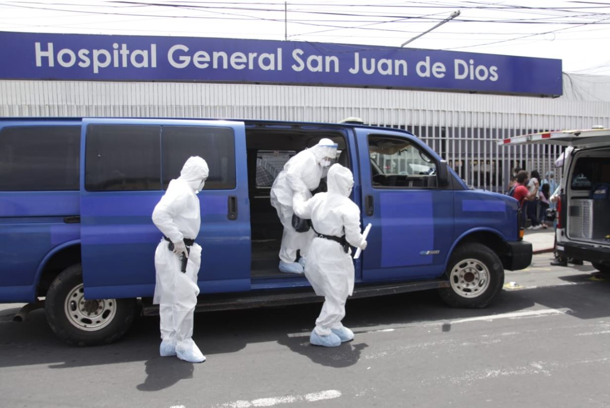 Equipo de traslado de pacientes privados de libertad llega al Hospital General San Juan de Dios. (Foto Prensa Libre: Noé Medina)