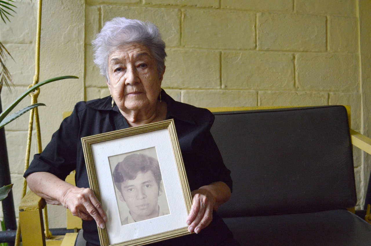 Irma Paniagua de Mollinedo pudo ver a su hijo José Alfredo por última vez con motivo del Día de la Madre. (Foto Prensa Libre: María Renée Barrientos)